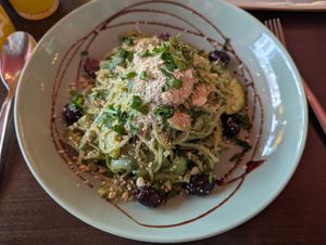 Dinkelspaghetti mit Spitzkohl, Zucchini, Kalamataoliven, Bärlauchpesto und Cashewparmesan at Café GUTTUT in Dortmund
