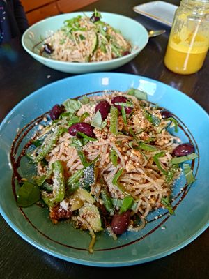 Dinkelspaghetti mit Zucchini, Buschbohnen, Tofu, Olivenpesto, Kalamataoliven und Cashewparmesan at Café GUTTUT in Dortmund