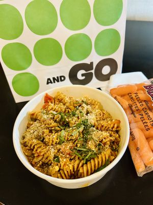 Pasta mit Tomatensosse, getrockneten Tomaten, Petersilie und veganem Parmesan   at Green and Go in Doha