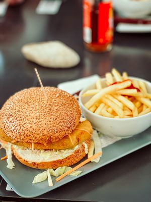 apfel-karotten-avocado burger (wahlweise mit pommes oder süßkartoffelfries)  at Grandma's Hipster Kiosk 99 in Hartberg