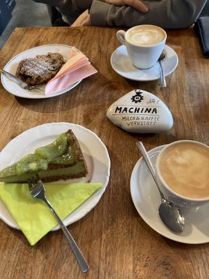 Kiwi cheesecake, bananenbrot (warm) en cappuccino met Sojamelk  at Machina in Steinfurt