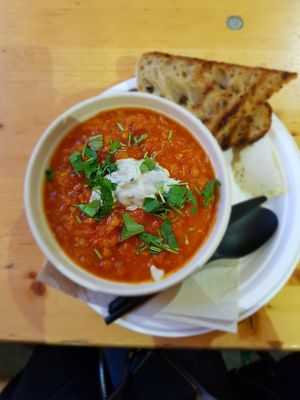 Indisk Dahl with roasted bread and garlic butter at Plant Food in Aarhus