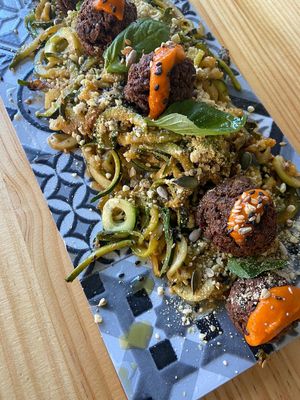 Zucchini spaguetti with vegan meatballs at theVeggielab in Colmenar Viejo