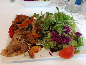 Chiapfannkuchen mit Salatbeilage und Gemüse. at Insel Bastei am Rhein in Ludwigshafen