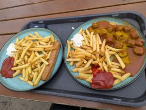 Vegane Currywurst und Bratwurst mit Pommes at Insel Berlin - Food Stall in Berlin