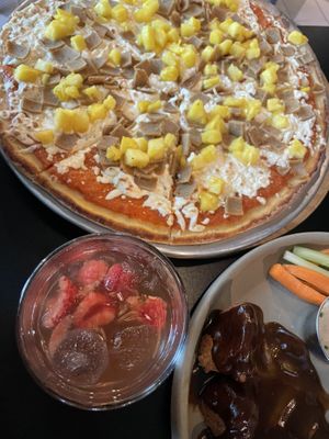 Pizza hawaiana, límbicos y agua de horchata   at VegCo Restaurante Vegano in Queretaro