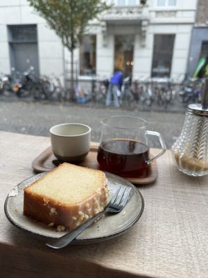V60 and le on cake  at Alley Cat in Maastricht