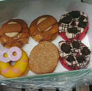 David Hassel-Biscoff, Liam Hemsworthy, Hotline ring, Apple crumble & fitch at Doughnut Time in East London