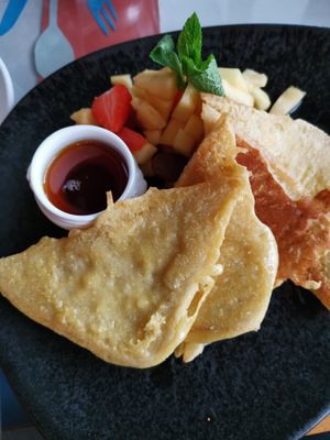 Vegan French toast with fresh fruit and Marple sirup at Café Lichtenberg in Cologne