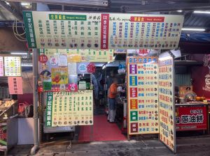 Two kitchens, one side is vegan, one is pork  at E33 - Wonton Stall in Hualien