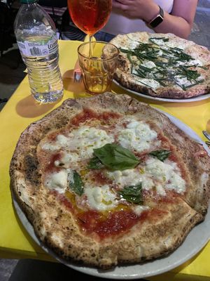 Pizza Bianca arriba y pizza margarita abajo  at Piz in Milan