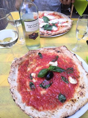Vegan marinara pizza at Piz in Milan