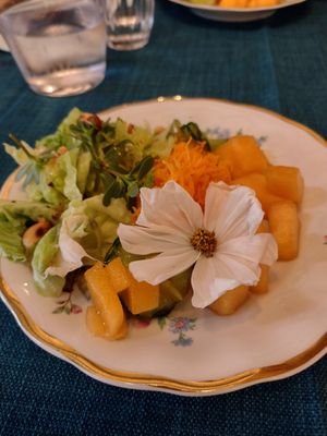 Salad with carrot and melon at L'un Pour Tous in Condom