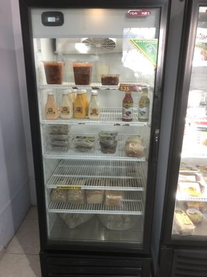 Aderezos, Pan y Chili Vegano para Hotdog. at Metasalud in San Nicolas De Los Garza