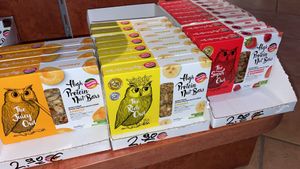 Protein bars, sone have honey but some are vegan at Weinhandlung Cava in Berlin