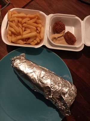 Pommes & Falafel mit Hummus (Kinderteller😄& Falafel im Brot at Pyramides in Hamburg