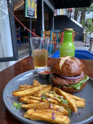 Beyond the burger et thé vert Hatsu at Moonrise Comida Vegana in Guatemala City