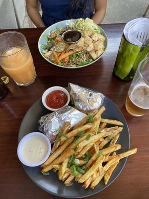 Hanoi bowl and falafel wrap 😋  at Moonrise Comida Vegana in Guatemala City
