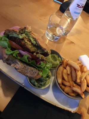 Hetziger Sepp with falafel burger, potatoes and guac at Pims Burger in Obervintl