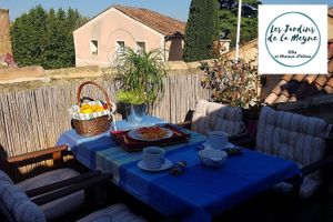 Terrasse sur les toits / Rooftop terrace at Les Jardins de la Meyne in Orange
