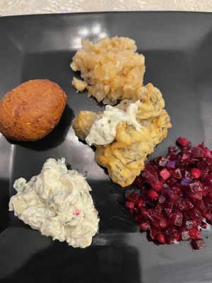 Sesame choux pastry, mango chutney, pear kibbeling and tartare, red beet tartare #Veganuary at De Levensboom in Hasselt