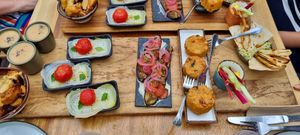 Starter with a variety of little bites at De Levensboom in Hasselt