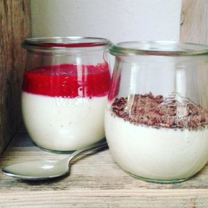 vegan white chocolate bowl with raspberry at De Levensboom in Hasselt