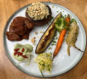 Hoofdgerecht met seitan en gevulde portobello  at De Levensboom in Hasselt