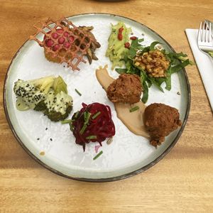 Hoofdgerecht met o.a. broccoli en biet (mei 2024)  at De Levensboom in Hasselt