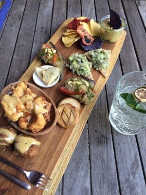 Tapas plankje met oa groentekroket, bloemkooltempura, ‘coquilles’ en hummus at De Levensboom in Hasselt