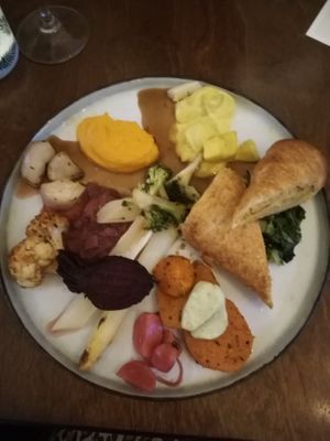 Plate with seasonal vegetables at De Levensboom in Hasselt