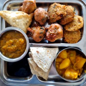 Samosas, roti, pumpkin curry, Bhajia,  Masala Vada, at Saravana Bhavan in Nadi