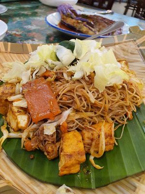 Malay style fried mee hoon at Coco Veggie Nonya Cuisine 椰素林 in Central Singapore