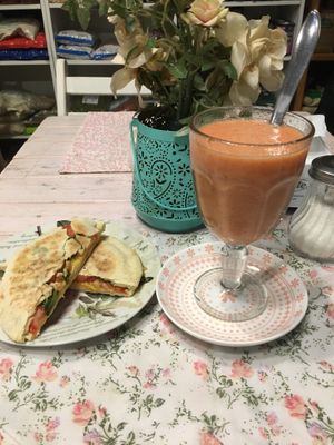 Pan de pita caprese con jugo multifrutas  at Deli de las Rosas in Colonia Del Sacramento