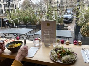 Dahl vegetable curry and avocado toast   at apeti - Ségur in Paris