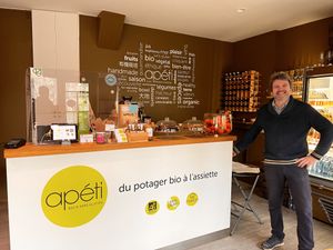 Hugues the owner proudly posing!  at apeti - Ségur in Paris