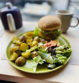 burger & accompaniment of the day  at apeti - Ségur in Paris
