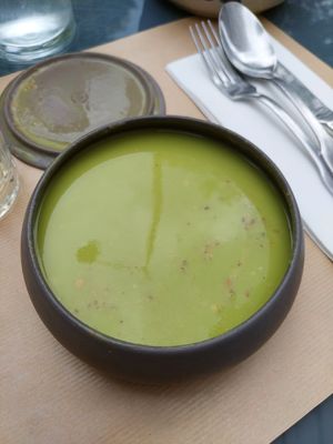 Green pea soup at apeti - Ségur in Paris