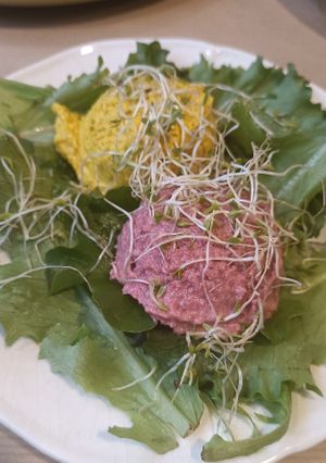 Bis of hummus (One with beetroot and one with curcuma) at apeti - Ségur in Paris