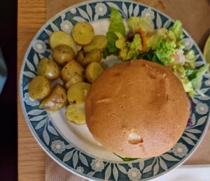Burger with potatos and salat at apeti - Ségur in Paris