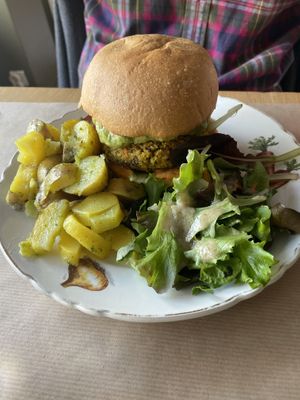  Quinoa burger with garlic potatoes   at apeti - Ségur in Paris