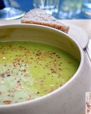 A gazpacho with peas and mint, very refreshing with this magnificent sunshine and buckwheat rice bread. at apeti - Ségur in Paris