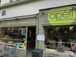 Sit inside or outside  at apeti - Ségur in Paris