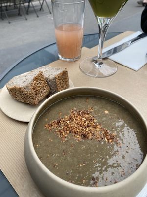 Soup of the day "lentil soup" at apeti - Ségur in Paris