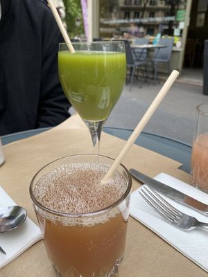 Juice of the day "Green Juice" and apple Juice at apeti - Ségur in Paris