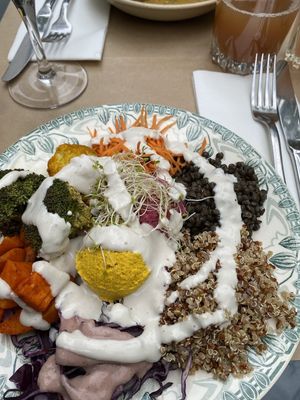 Taaty bowl with fresh vegetables at apeti - Ségur in Paris