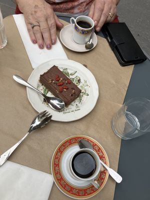 Torte and two veeery strong cafes  at apeti - Ségur in Paris