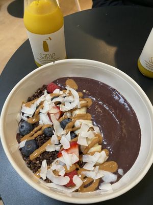 Açai bowl and orange juice with aloe  at Oliver Green - East in Amsterdam
