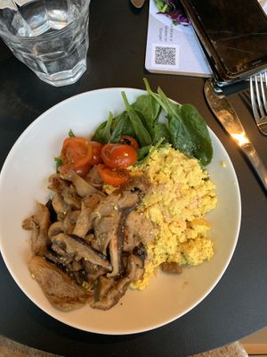 Scrambled egg with mushrooms and tomato  at Oliver Green - East in Amsterdam