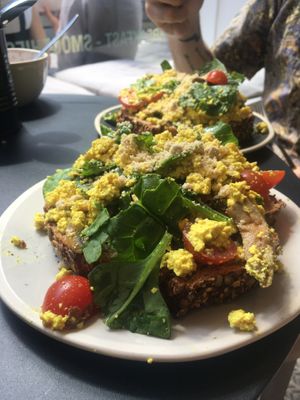Scrambled tofu at Oliver Green - East in Amsterdam